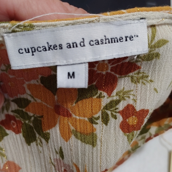 CUPCAKES AND CASHMERE FLORAL PULLOVER TOP (154) - Picture 6 of 16